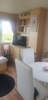 Cosy 4 Berth Caravan At Camber Sands Holiday Park In East Sussex Ref 64123M - 5