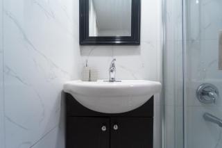 Cozy Private 2 bedroom apartment, free Wifi, free parking in heart of Toronto, surrounded by nature - 2