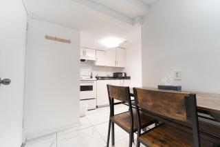 Cozy Private 2 bedroom apartment, free Wifi, free parking in heart of Toronto, surrounded by nature - 0