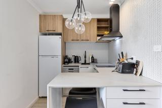 Stylish 1-Bedroom Stay with Balcony & Amenities - Sydney - 3