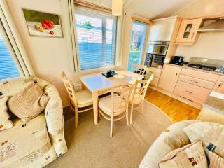 2 Bedroom Caravan FK2, Sandown, Isle of Wight - 3