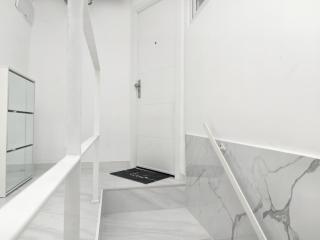 Top Floor 2 Bedroom Apartment with Terrace - 4