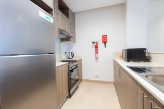 Chic & Bright 1BR Lagoon Suite in Gateway II - 9