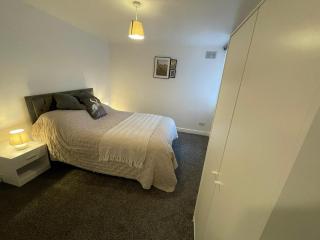 Newly renovated 2 bed apartment - 7