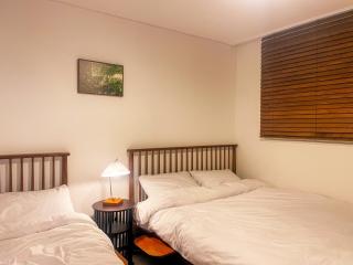 NEW Gangnam Stn 5min 50inch TV Netflix Washer Dryer YOUON STAY - 3