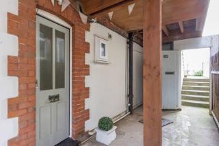 Spacious Seafront 3 Bed, 3 Bath Apartment Step Free Layout Free Parking - 6