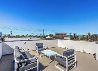 Contemporary Three-Bedroom Coastal Home With Private Patio - 5