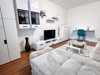 Inoria - Comfy Apartment with Private Parking - 2
