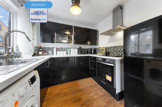 Short Stays at Tyndale Court by Azzurri Properties Short Lets & Serviced Accommodation London with Wi-Fi and Parking - 1