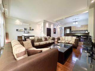 Chic 3BR Stay With Green Surroundings - El Cairo - 0