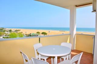 Cozy two-bedroom apartment in a seafront building - 0