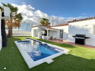 Villa near the ocean with heated pool and private garage - 0