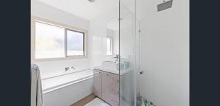 4 bedroom and 2 bathroom and 3 toilets townhouse in Kew East - 4