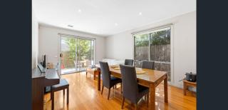4 bedroom and 2 bathroom and 3 toilets townhouse in Kew East - 3