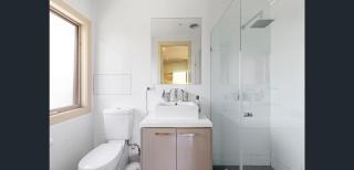 4 bedroom and 2 bathroom and 3 toilets townhouse in Kew East - 1