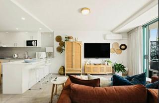 1 Bedroom Lux renovated apartment across from the Beach - 1