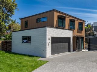 Architectural Retreat in Prestigious Whanganui - 9