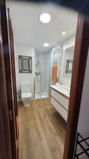 Apartamento con cocina abierta y vistas verdes - 8