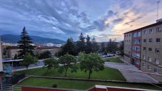 Apartamento con cocina abierta y vistas verdes - 5