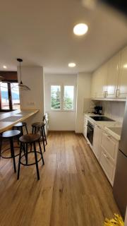 Apartamento con cocina abierta y vistas verdes - 4