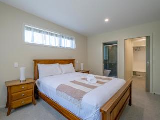 Architectural Retreat in Prestigious Whanganui - 5