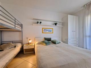 Luminous one bedroom flat with side sea view - 8