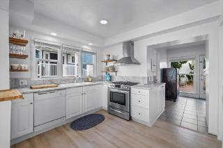 Exclusive Three-Bedroom Beachfront Cottage With Unobstructed Ocean Views - Manhattan Beach - 2