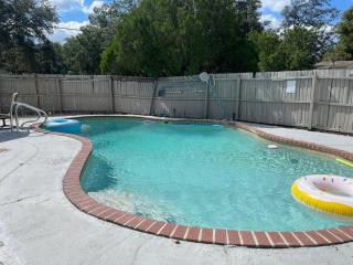 Room 1 - Spacious Queen w/ Pool (Private Bathroom) - 7