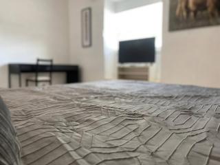 Room 1 - Spacious Queen w/ Pool (Private Bathroom) - 5