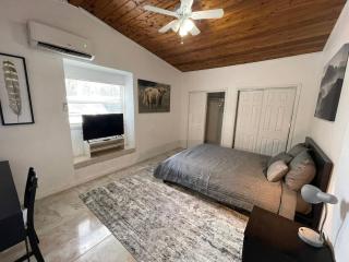 Room 1 - Spacious Queen w/ Pool (Private Bathroom) - 3