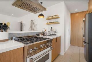 Stylish Three-Bedroom Modern Home With Private Outdoor Lounge - Los Angeles - 8