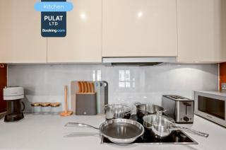 Centrally Located Spacious 3 Bedroom Apartment At Pulat Short Lets & Serviced Accommodation London With Free WiFi & Central heating Sleeps 7 - 9