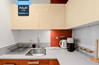 Centrally Located Spacious 3 Bedroom Apartment At Pulat Short Lets & Serviced Accommodation London With Free WiFi & Central heating Sleeps 7 - 7