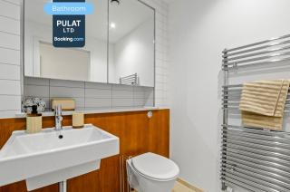 Centrally Located Spacious 3 Bedroom Apartment At Pulat Short Lets & Serviced Accommodation London With Free WiFi & Central heating Sleeps 7 - 3
