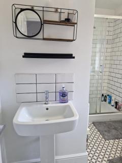 Modern Double Room in Shared House - Perfect for Work Stays - 2