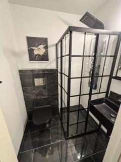 Queen with Private Dedicated Spa Bath - 8