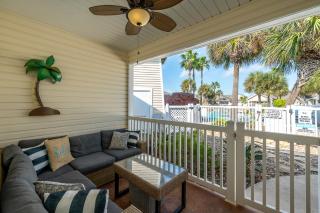 Sunny Townhome with Pool Access about 1 Mi to Beach - 0