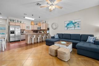 Sunny Townhome with Pool Access about 1 Mi to Beach - 9