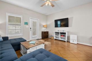 Sunny Townhome with Pool Access about 1 Mi to Beach - 7