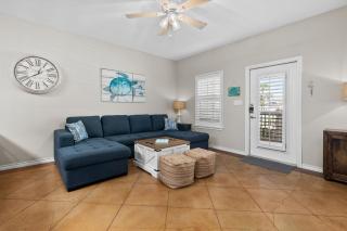 Sunny Townhome with Pool Access about 1 Mi to Beach - 6