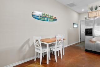 Sunny Townhome with Pool Access about 1 Mi to Beach - 4