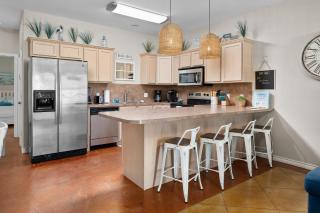 Sunny Townhome with Pool Access about 1 Mi to Beach - 3