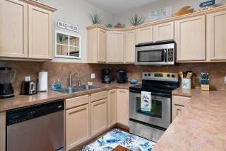 Sunny Townhome with Pool Access about 1 Mi to Beach - 2