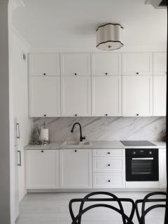 Biało czarny apartament z ogródkiem i parkingiem - 7