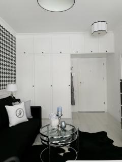 Biało czarny apartament z ogródkiem i parkingiem - 3