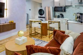 Velvet Vue Suite Near JFK, UBS Arena, & 30mins from City - 3