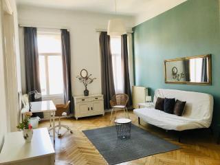 Monument Heritage Apartment-Classic Budapest Home - 0