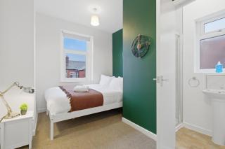 Spacious 4 Bedroom House with PacMan,Darts, Netflix by Vista Stays Short Lets Manchester - 8