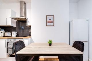 Spacious 4 Bedroom House with PacMan,Darts, Netflix by Vista Stays Short Lets Manchester - 6
