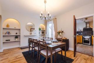 Cosy 3-Bed, Sleeps 5, Free Parking, Long and Short Stays - 2